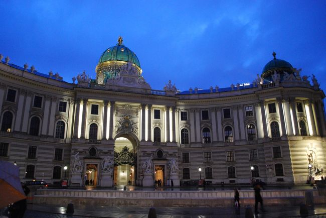 ゆっくりとお茶をしている間に辺りが暗くなってしまいました。<br />H&amp;Mを物色したりしながら、街並みを散策。ライトアップがキレイです。<br /><br />王宮（ホーフブルク）です。<br />ハンガリーにもたびたび足を運んだシシィ（エリザベート）もここに住んでいたのです。