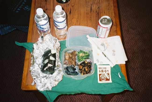 現地駐在の方の奥様からの差入れ<br /><br />※ フライトキャンセルがなければ、現地駐在の方と食事に行く予定だったが、ホテルへの到着が22時過ぎと大幅に遅れたため、晩御飯を差入れして頂いた。<br />