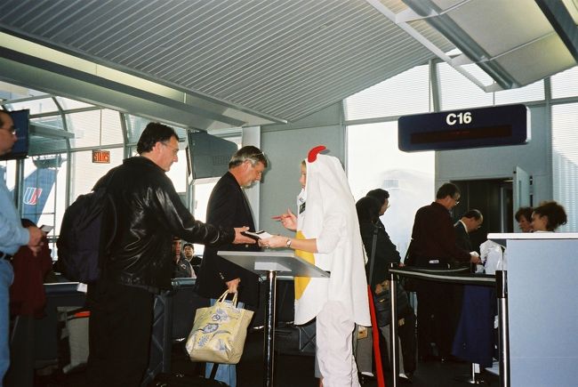 ハロウィーンのため、空港職員がコスプレ