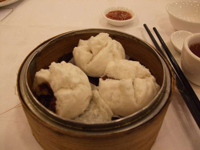 席に案内されたらお茶を頼みましょう。何も言わないと、日本人だとジャスミン茶を持ってきます。せっかく香港に来たので、プーアル茶を注文しました（ポーレイ！と注文）。<br /><br />ワゴン式なので、おばちゃんが蒸し器が内蔵されたワゴンで回っています。<br />定番の一品「チャーシュー饅」を。ちなみに、チャーシューパオ。