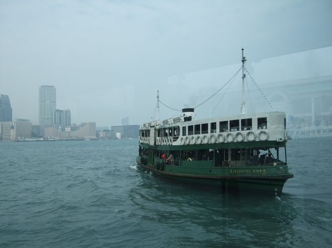 香港島に移動する時は、時間に余裕がある限りスターフェリーを利用します。<br />ほんの5分程度の船旅ですが、特に夜に乗ると香港に来たのを実感します。