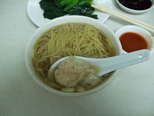 いつも注文するのは、ワンタン麺、油菜の2品。海老がたっぷり入ったワンタンが、麺の下にゴロゴロ埋もれています。