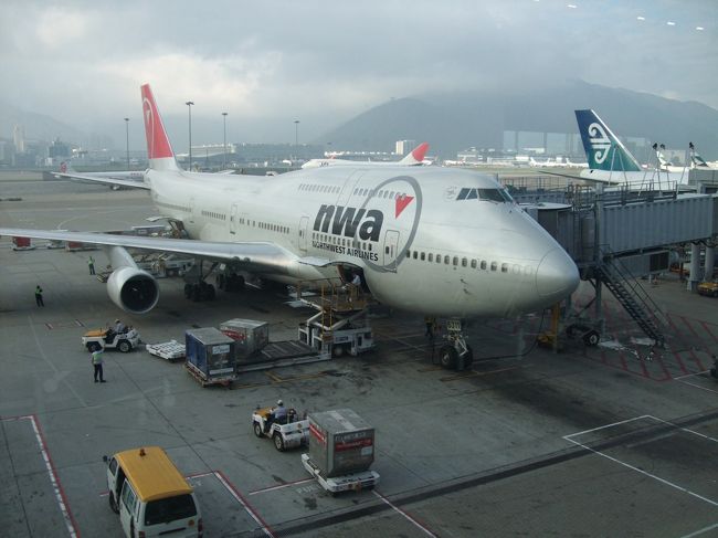 短い香港滞在も終わりで、そろそろ日本に帰ることにします。<br />香港空港で成田行きの搭乗を待っているときに撮りましたが、744は本当に均整が取れた素晴らしい機体だと思います。前から見ると、意外に面長なんですね。<br />飛行機、車など、完成度が高い車体は美しいものです。