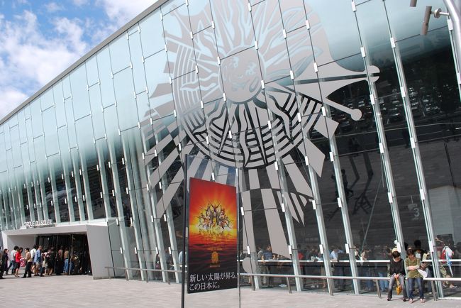 「太陽のサーカス」の名の通り、シアターはガラス張り＋太陽がデザインされ、光に溢れています。<br />なお、シルク・ドゥ・ソレイユはラスベガス公演が有名ですが、ホテル内の常設劇場を使った公演がメインで、独立した専用シアターは初めてではないでしょうか？