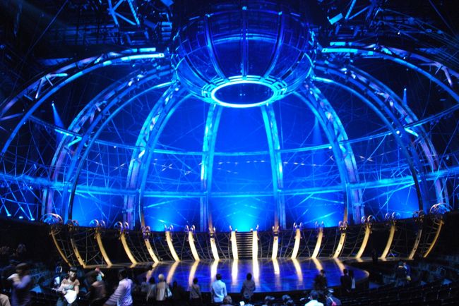 シルク・ドゥ・ソレイユの公演は仮設シアターを使ったツアー公演と、常設シアターを使ったレジデント公演があります。有名な「O（オー）」「KA（カー）」は共にレジデント公演で、今回のZEDも日本で初めてのレジデント公演で楽しみにしてきました。<br /><br />観た感想ですが、残念ながら常設シアターのメリットを生かしておらず、ラスベガス公演のグレードを期待して見に来た方にとっては寂しい内容ではないかと思います。<br />ただし、内容のクオリティーは高く、シアターも非常に見やすいので、一度は観に行くことをお勧めします。<br />