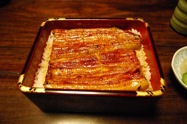 いよいよメインの鰻重です。これは並（他には上があります。鰻のサイズが違うだけです）。<br />他の2店に比べた感想は、醤油の味が薄く上品な味（＝薄味でもあります）。鰻自体は同じように柔らかく、食べていくうちにほろほろと崩れていきます。<br />ちなみに、3300円＋税・サービス15%！です。