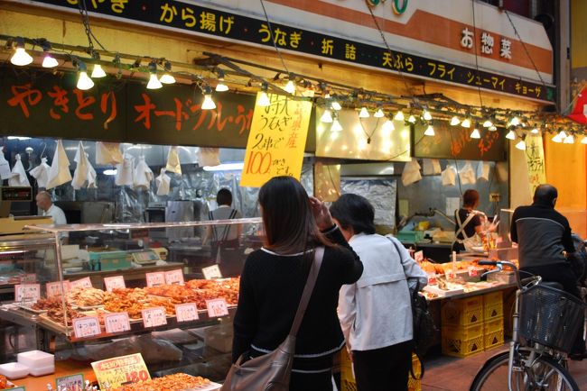 お惣菜屋さんです。ハムかつなんかも買えますから、食べ歩きも可。