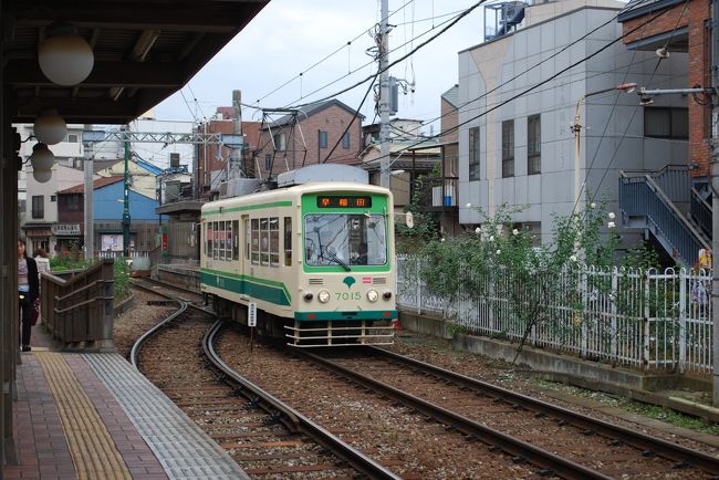 始発駅・三ノ輪です。降車専用ホームから出発したばかりの電車を撮影しました。<br />懐かしい一両編成の所謂「チンチン電車」です。