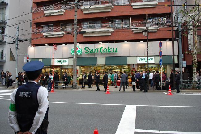 早稲田駅から山手線の高田馬場駅まで早稲田通りを歩いていると、スーパーの前に人だかり＋警察官がたっていました。<br />最近物騒な事件が多いので何があったか聞いたところ、まもなくすると麻生総理大臣がスーパーの視察にくるとのこと。<br />せっかくなので待ってみることにしました。