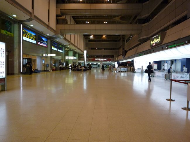 まだ空港はガラガラです