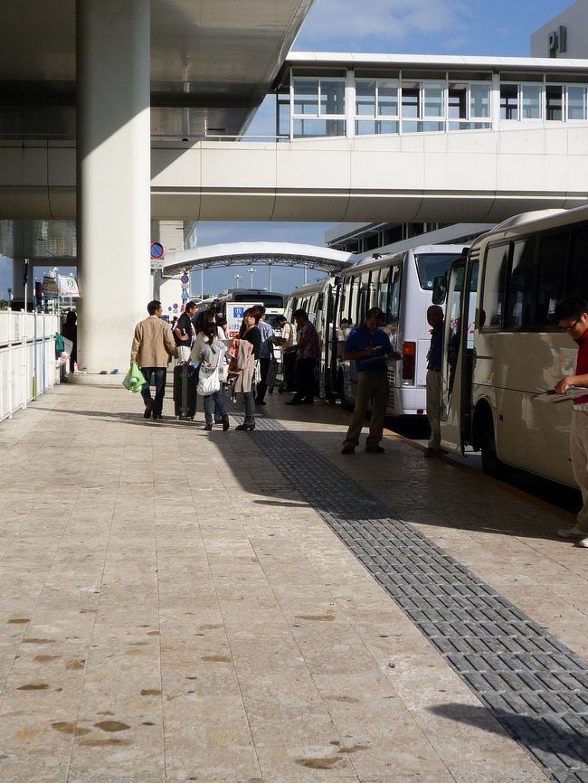 レンタカー会社の送迎バスがいっぱい