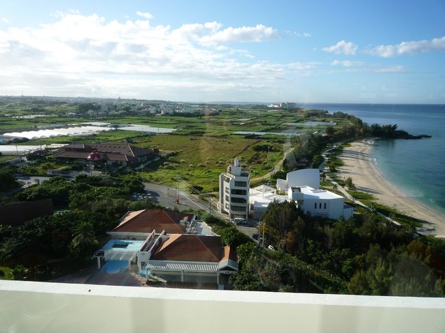 １３階レストランからの眺め<br /><br />部屋と逆側で遠くにホテルアリビラが見えます。