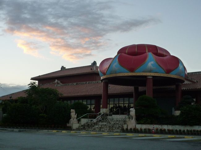 残波ロイヤルホテルの目の前に<br />お菓子御殿があり歩いて行ける距離