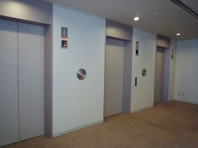 エレベーターは３機ありますが、運が悪いと<br />かなり待ちます
