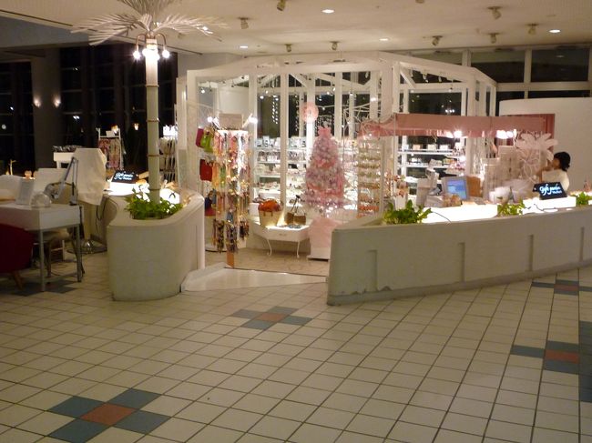 シェルのネックレス・ピアス・イヤリングetc…<br />かわいい小物が売っていて見てるだけでも楽しい