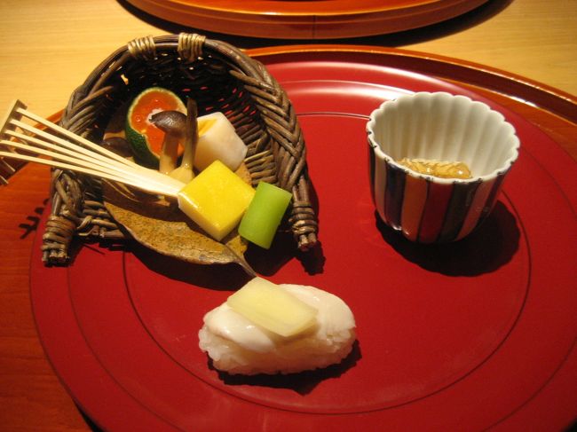 夕食です。<br />前八寸<br />鉄皮煮こごり<br />にぎり寿し、あっさりしょうが<br />甘鯛<br />烏賊<br />など・・