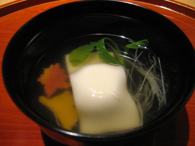 吸い物<br />丸仕立て<br />鼈饅頭<br />錦野菜・板餅・針ねぎ・つゆ・しょうが<br /><br />鼈（すっぽん）のみじん切りが饅頭の中に入っていました。饅頭は、麩でできていたふわふわでした。<br />