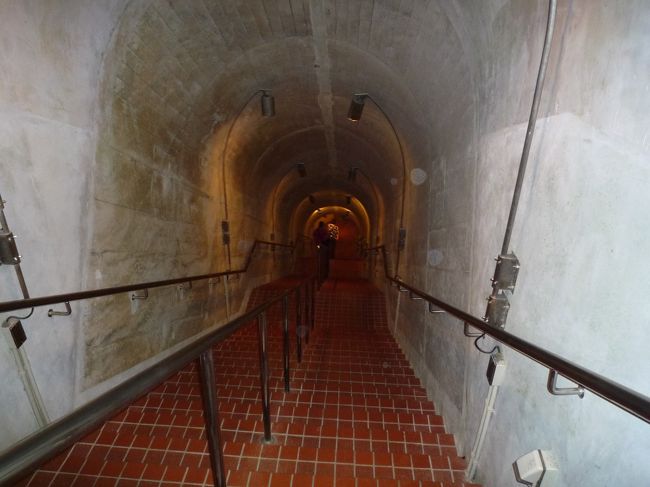 園内に入ったらすぐ玉泉洞へ<br /><br />入り口近くで琉球衣装を着た女性と<br /><br />半強制的に写真を撮られ　出口で写真の販売を<br /><br />しています（１枚￥１０００）