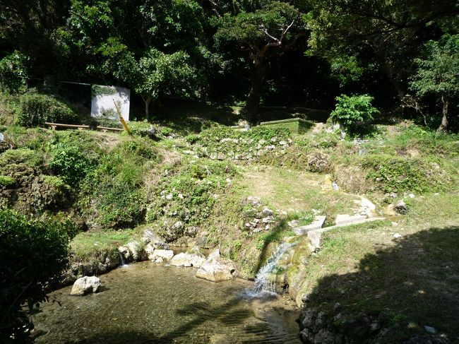 垣花樋川<br /><br />パーキングがないので　入り口の空き地に<br />　<br />車をとめました。（２〜３台とめられそう）