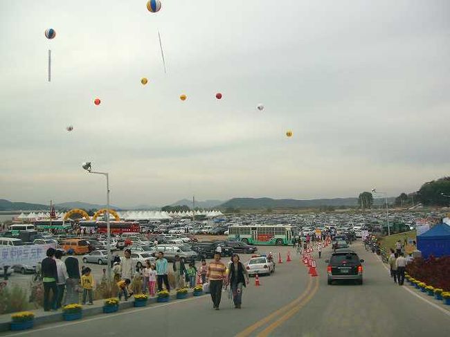 塩辛祭会場<br /><br /><br />江景（カンギョン／Ganggyeong）の町中を通り抜けて河原に来ました。<br />土手を越えるとそこはすでにお祭り一色。<br />車で駐車場に向かい、いよいよ「塩辛祭り」に参加します。<br /><br /><br />■Photolibrary<br />http://www.photolibrary.jp/img69/69_200118.html