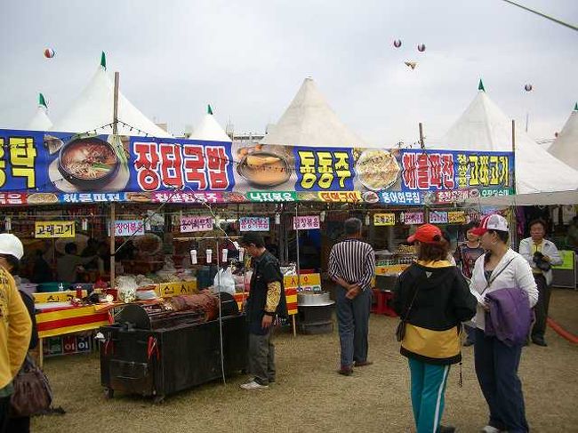 小腹が空いたので・・・<br /><br /><br />駐車場に近いところの屋台ではまだメインの塩辛が出てきません。<br />よく祭りにある屋台がたくさん並びます。<br />う〜ん、ちょっと小腹が空いたので何か食べてみようかな？