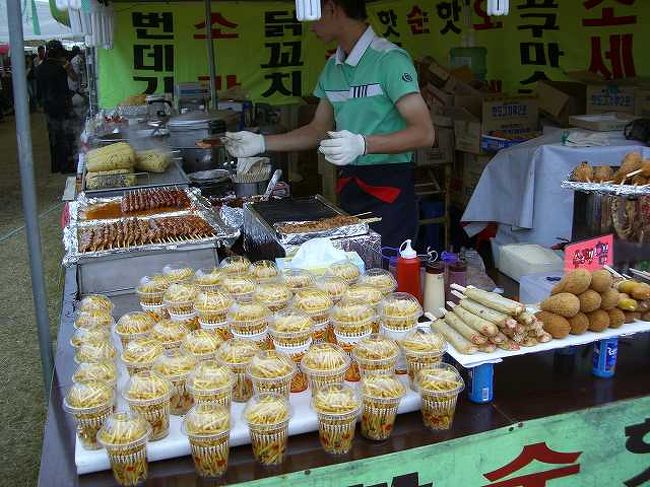 フライドポテト？<br /><br /><br />カップに入ったフライドポテトのような物はあちこちで売られています。<br />食べたのは隣にあるアメリカンドックみたいなヤツ。<br />ケチャップとマスタードをつけるところまでは普通でしたが、その後にグラニュー糖のような物をべったり付けて。。。<br />コレが意外とイケました＾＾