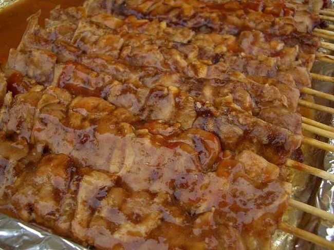屋台の焼き鳥？<br /><br /><br />焼き鳥のような物でしょうか？<br />串刺しになっていて甘いタレがかかっているようです。<br />ちょっとうまそうですが、とりあえずは押さえておきましょう＾＾；<br /><br /><br />■Photolibrary<br />http://www.photolibrary.jp/img69/69_200147.html