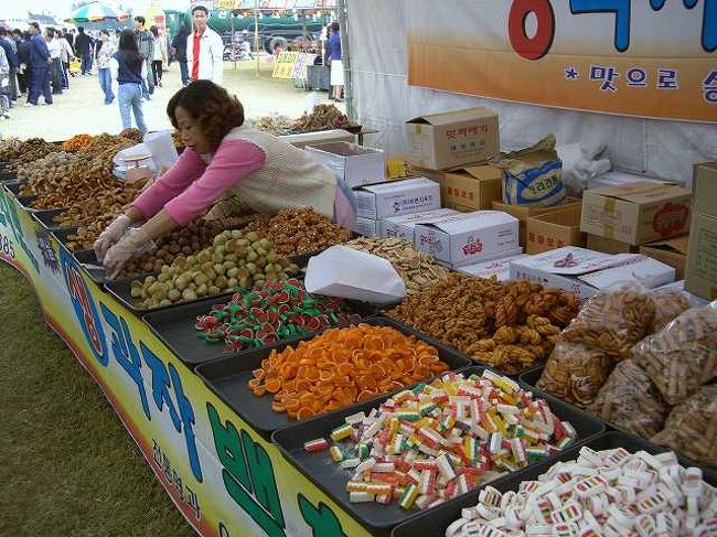 お菓子の屋台<br /><br /><br />これはお菓子の屋台ですね。<br />味が想像つきそうな物とそうでない物と・・・<br />量り売りなんでしょうか？
