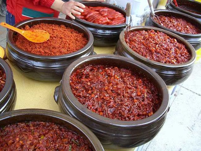 いよいよ塩辛登場<br /><br /><br />コレが韓国版「塩辛」です。<br />日本の物とはイメージが違い、とにかく「赤い」<br />この赤さはもちろん唐辛子ですが、それほど辛くはありませんでした。<br /><br /><br />■韓国のイベント（江景発酵塩辛祭り）<br />http://japanese.visitkorea.or.kr/jpn/TE/TE_JA_7_2.jsp?cid=697054<br /><br />■Photolibrary<br />http://www.photolibrary.jp/img69/69_200972.html