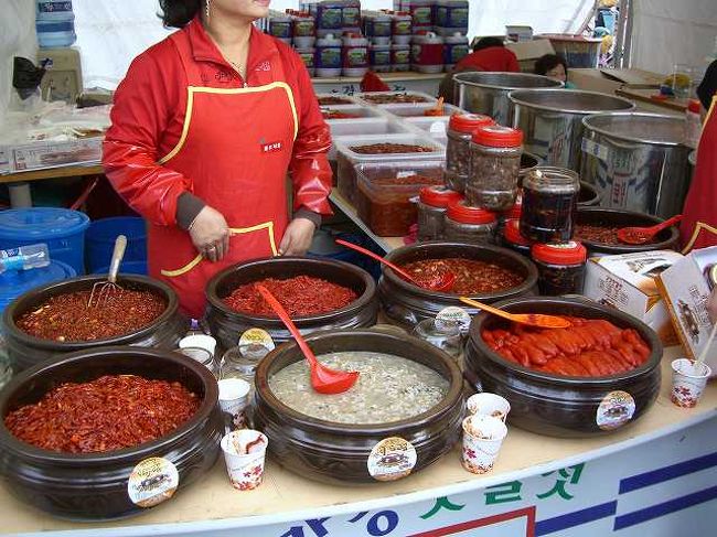 ザ・塩辛<br /><br /><br />中身はイカはもちろん、カニやエビなどもあり、バラエティに富んでいます。<br />中には魚なんかもあったりしておもしろかったです。<br />韓国全土の塩辛のうち半分がこの江景（カンギョン／Ganggyeong）地域のものだそうです。<br /><br /><br />■江景発酵塩辛祭り<br />http://japanese.korea.net/detail.do?guid=50487