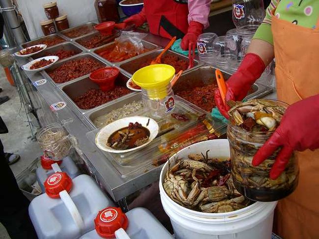 味見し放題＾＾<br /><br /><br />適当に色々な物をつまみ、お腹もほどよくふくれてきましたが、近くにいると次々と味見をさせられます。<br />本来は買い物に行くところだとは思うのですが。。。お腹を減らしていくことをおすすめします＾＾；