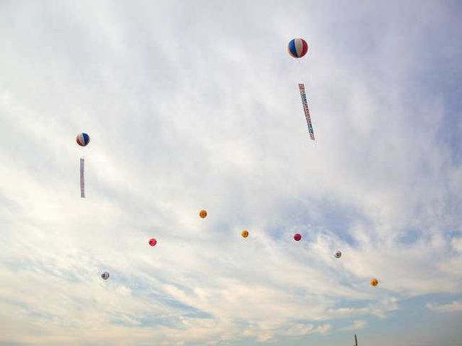秋の空<br /><br /><br />秋の空に塩辛祭りのアドバルーンが並びます。<br />ちょっと空が赤く染まり出しました。<br /><br /><br />■Photolibrary<br />http://www.photolibrary.jp/img69/69_201725.html