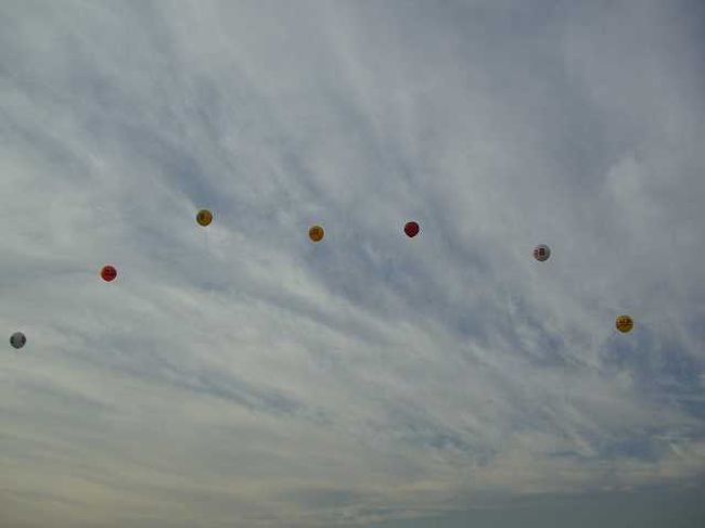 秋の空<br /><br /><br />アドバルーンが弓なりに並んでいました。<br />秋空と雲がちょっと季節を思わせますね。