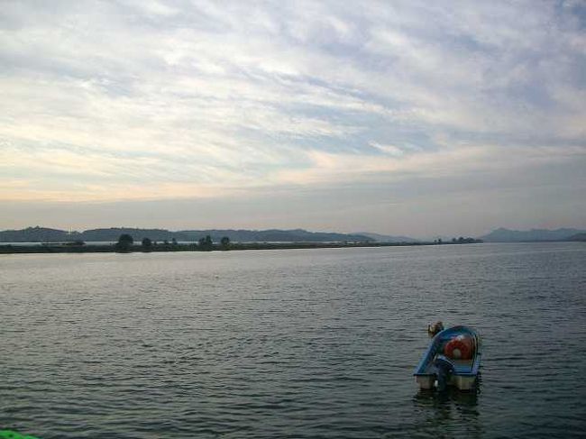 錦江（クムガン）の夕景<br /><br /><br />夕暮れの錦江（クムガン／Geum-gang）です。<br />錦江は大田（テジョン／Daejeon ）から公州（コンジュ／Gongju）、扶余（プヨ／buyeo）を流れて、ここ江景（カンギョン）を通り、黄海に抜けています。<br />今回の旅はこの川沿いに移動していたんですね。