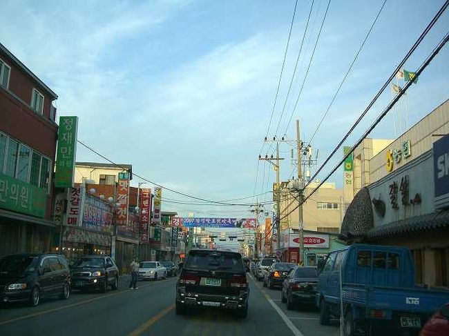 江景（カンギョン）の町<br /><br /><br />市場がたくさん並ぶ江景（カンギョン／Ganggyeong）の街中を車で走り抜けていきます。<br />本当ならぶらぶら歩いてみてもおもしろかったかも知れませんね。