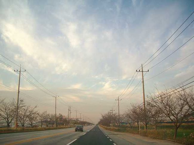 一路大田（テジョン）へ<br /><br /><br />夕暮れの江景（カンギョン／Ganggyeong）を抜けると、視界の開けたまっすぐな道を大田（テジョン／Daejeon ）に向けて走ります。