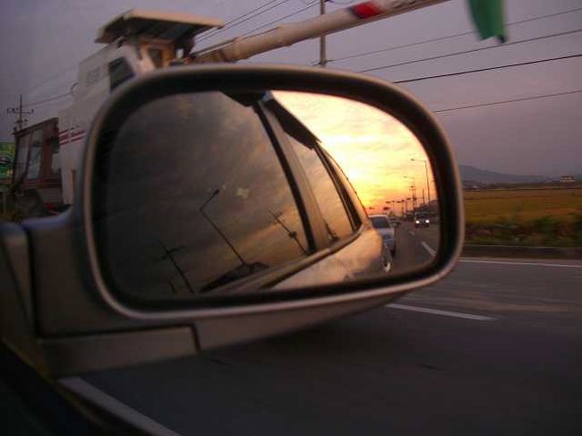 ミラー越しに・・・<br /><br /><br />ドアミラーに映る夕日を撮ってみました。<br />個人的にこのショットは比較的よく使う技です＾＾