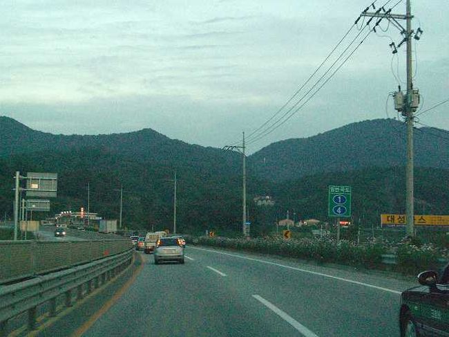 一路大田（テジョン）へ<br /><br /><br />すっかり夕方になってしまいましたが、1号線を走り一路大田（テジョン／Daejeon ）を目指して走ります。