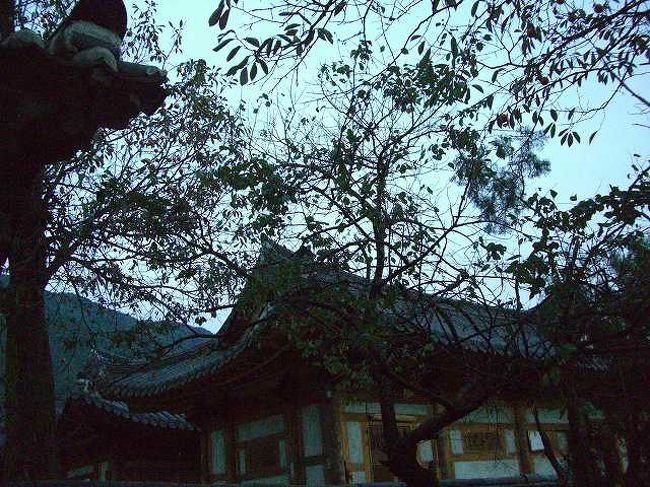 秋の寺<br /><br /><br />すっかり薄暗くなってしまいましたが、秋の寺という感じが出ていました。<br />夕暮れの雰囲気がよかったです。