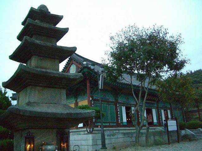 石塔<br /><br /><br />韓国の寺院でよく見かける石造りの五重塔（石塔）がありました。<br />奥に見えるのが開泰寺（ゲテサ／Gaetaesa）本堂です。