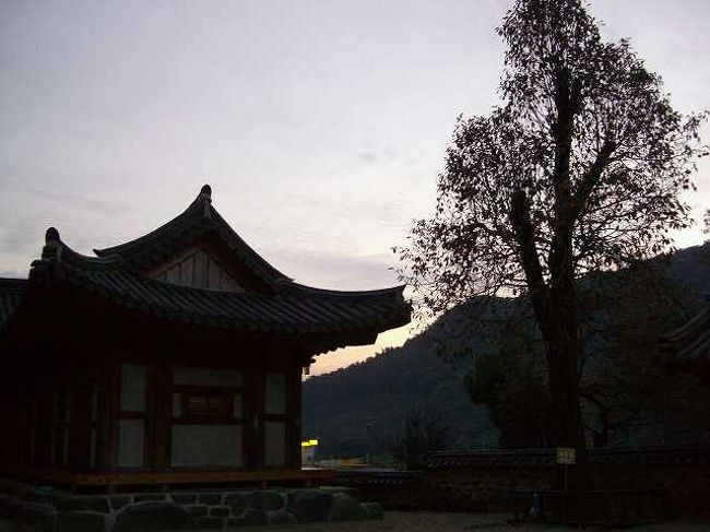 夕暮れの開泰寺（ゲテサ）<br /><br /><br />開泰寺（ゲテサ／Gaetaesa）の境内から見る夕景です。<br />なかなかいいシルエットが出ています。