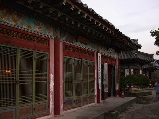 なんか違う・・・<br /><br /><br />日本の作りとにているような、でもなんか違うような・・・そんな建物です。<br />色遣いもやっぱり韓国的ですね。