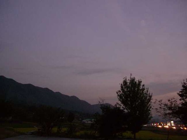 一路、大田（テジョン）へ<br /><br /><br />夕暮れの開泰寺（ゲテサ／Gaetaesa）にて。<br />すっかり日も暮れて辺りが暗くなります。<br />そろそろ大田（テジョン／Daejeon ）へ向かいます。<br /><br /><br />＜Part15：大田ナイト編＞に続く<br />http://4travel.jp/traveler/jyshp/album/10288818/