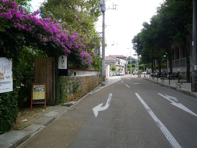 首里城裏あたりにある　あしびうなぁ<br /><br />こんな街中にあるなんて驚き！！<br /><br />パーキングは　店の裏側に　あります。<br /><br />食事をすれば　駐車場無料券もらえます。<br /><br /><br />http://www.ryoji-family.co.jp/ashibiuna/una_top_page.html