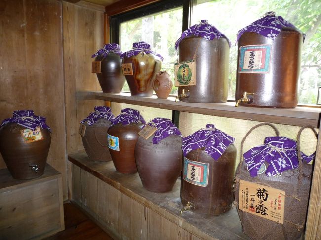 古民家の玄関を入ると　沢山の泡盛が…