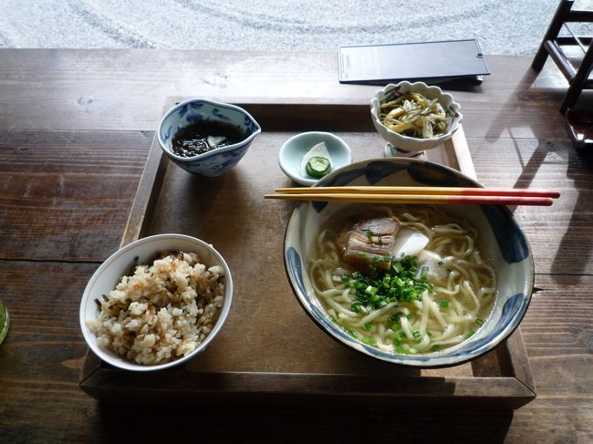 おなかがすいたので　沖縄そばセットに<br /><br />かなりのボリューム<br /><br />スープは薄味でした