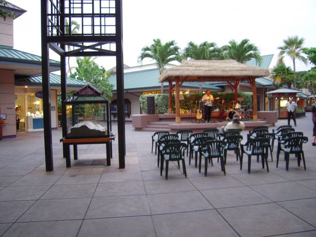 綺麗な歌声をしていましたが、観客一人。<br />このショッピングセンター自体にお客さんが少なかったので仕方ないと思いますが、ちょっとかわいそう。