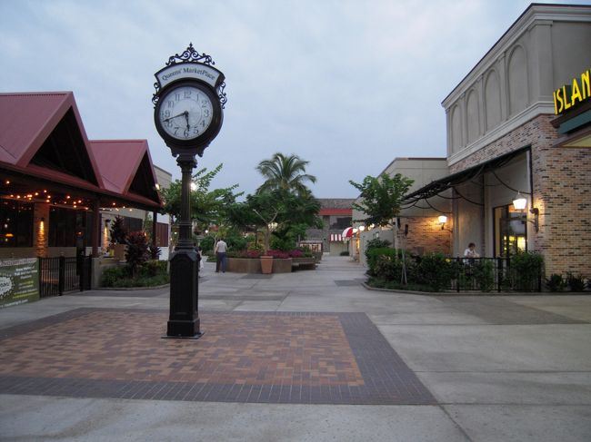 こちらはクイーンズマーケットプレイス。<br />こちらにはけっこうお客さんがいました。