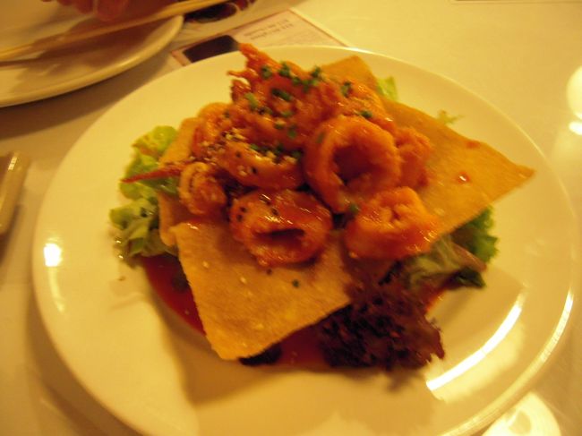 そのクイーンズマーケットプレイス内にあるスシ・バーサンセイシーフードに入りました。<br /><br />これは賞をとったというカラマリサラダ<br />イカのチリソース和えです。<br />結構辛いです。<br />賞をとるまでの味ではないかと思いますがいかがでしょうか。。