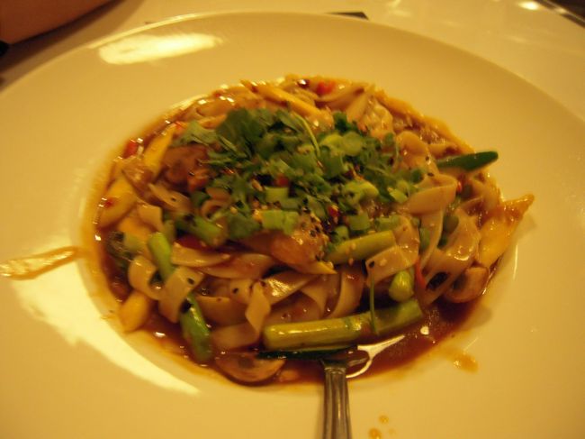 野菜パスタ。<br />パスタというかきしめんみたいな麺でした。<br />でもこれが甘じょっぱい味でおいしかったです。